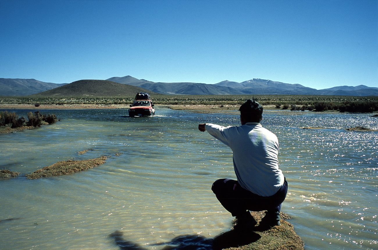 chi_5_36 traversee_riviere.jpg - Nord Lipez Alota le passage un peu technique du rio à proximité de Quetena